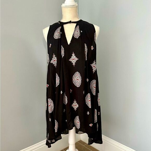 Free People black, sleeveless swing blouse with keyhole neckline. - Picture 1 of 5